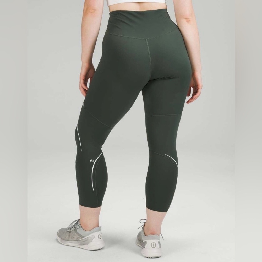 Lululemon Base Pace High-Rise Reflective Tight 25"
Smoked Spruce size 4 EUC